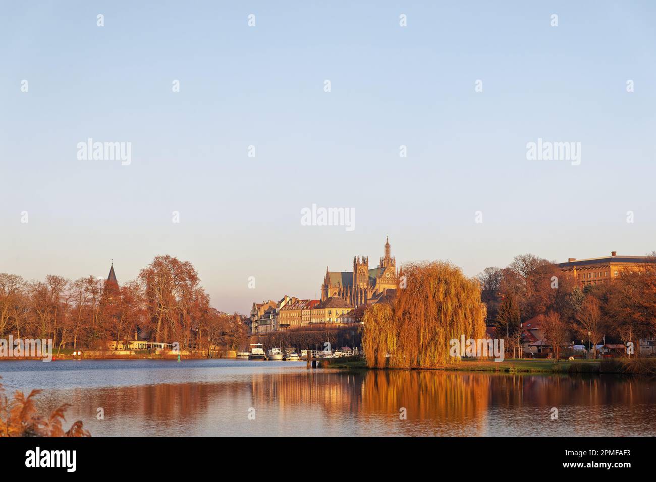 Frankreich, Mosel, Metz, das Wasser bei Sonnenuntergang, im Hintergrund die Kathedrale Saint Etienne Stockfoto