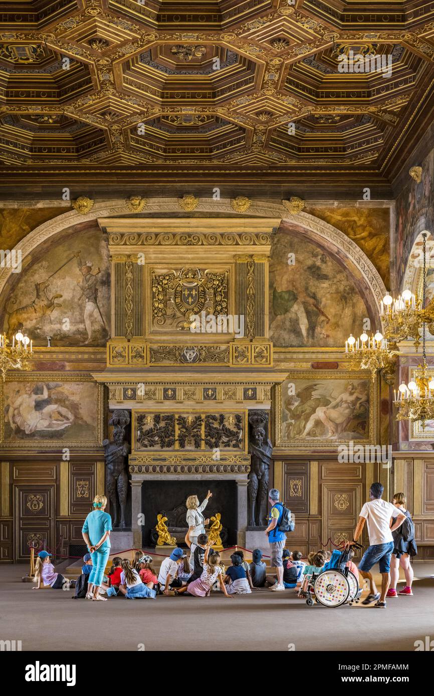Frankreich, seine-et-Marne, Fontainebleau, Schloss Fontainebleau, das zum Weltkulturerbe der UNESCO gehört, der Ballsaal, der von Philibert Delorme entworfene Kamin ruht auf zwei gegossenen Bronzeatlanten, die Satyrs repräsentieren Stockfoto