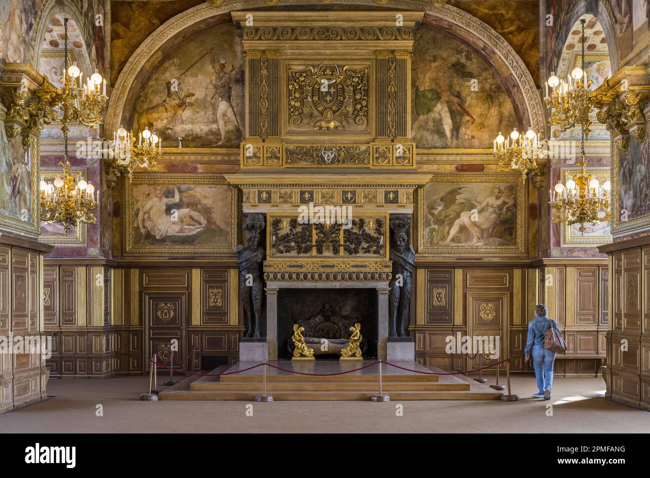 Frankreich, seine-et-Marne, Fontainebleau, Schloss Fontainebleau, das zum Weltkulturerbe der UNESCO gehört, der Ballsaal, der von Philibert Delorme entworfene Kamin ruht auf zwei gegossenen Bronzeatlanten, die Satyrs repräsentieren Stockfoto