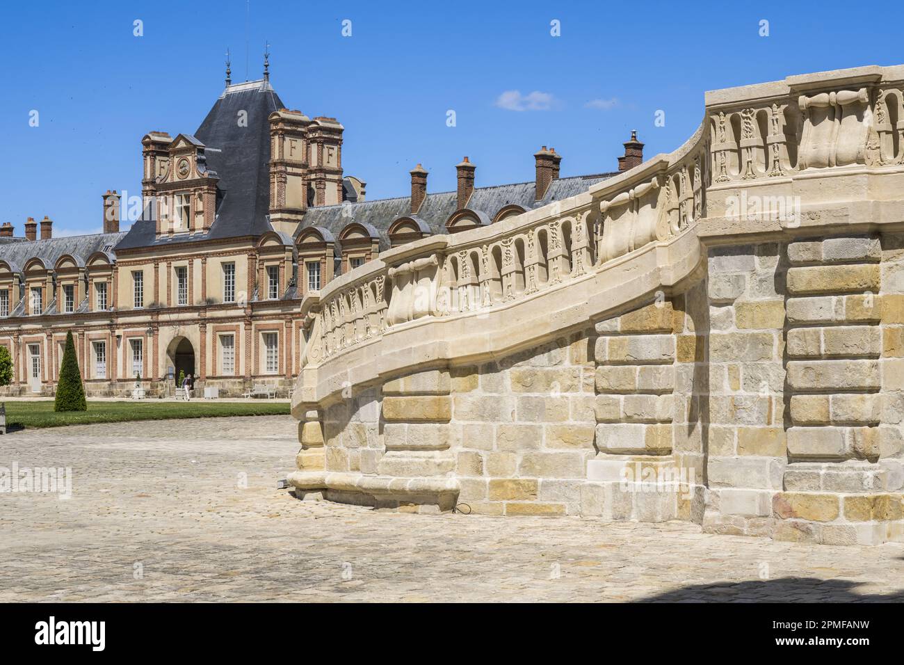 Frankreich, seine-et-Marne, Fontainebleau, Schloss Fontainebleau, das von der UNESCO zum Weltkulturerbe erklärt wurde, Cour du Cheval Blanc, Hufeisentreppe, die 1550 von Philibert Delorme hergestellt wurde und dann zwischen 1632 und 1634 von Jean Androuet du Cerceau restauriert wurde, besteht sie aus zwei monumentalen parallelen Reihenflügen mit 46 Stufen Stockfoto