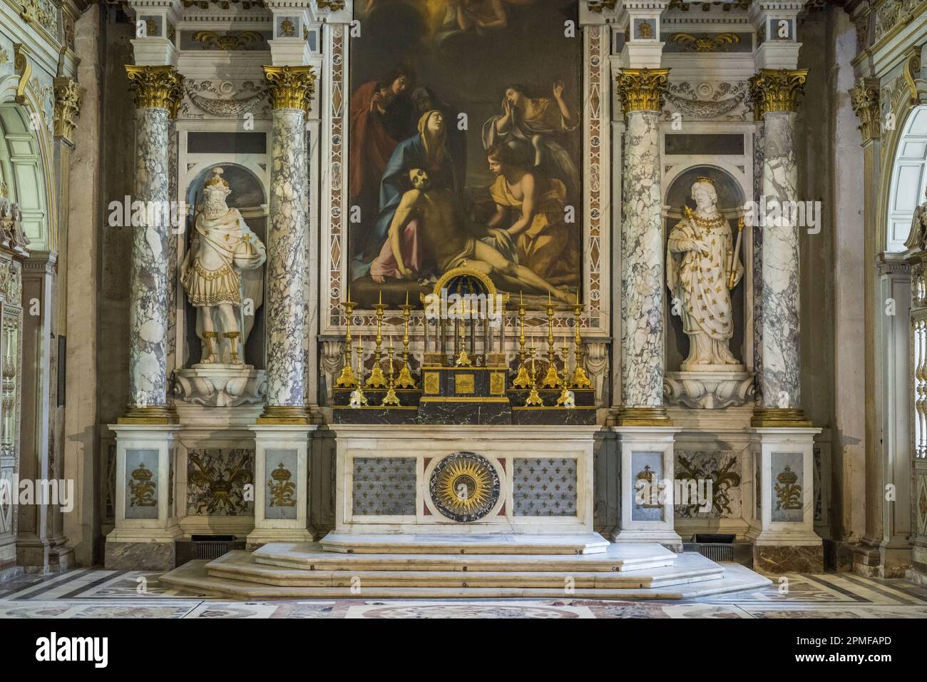 Frankreich, seine-et-Marne, Fontainebleau, Schloss Fontainebleau, das von der UNESCO zum Weltkulturerbe erklärt wurde, Trinity-Kapelle, Statue von König Henri IV. Auf der linken Seite und König Ludwig XIII. Auf der rechten Seite vom Hochaltar Stockfoto