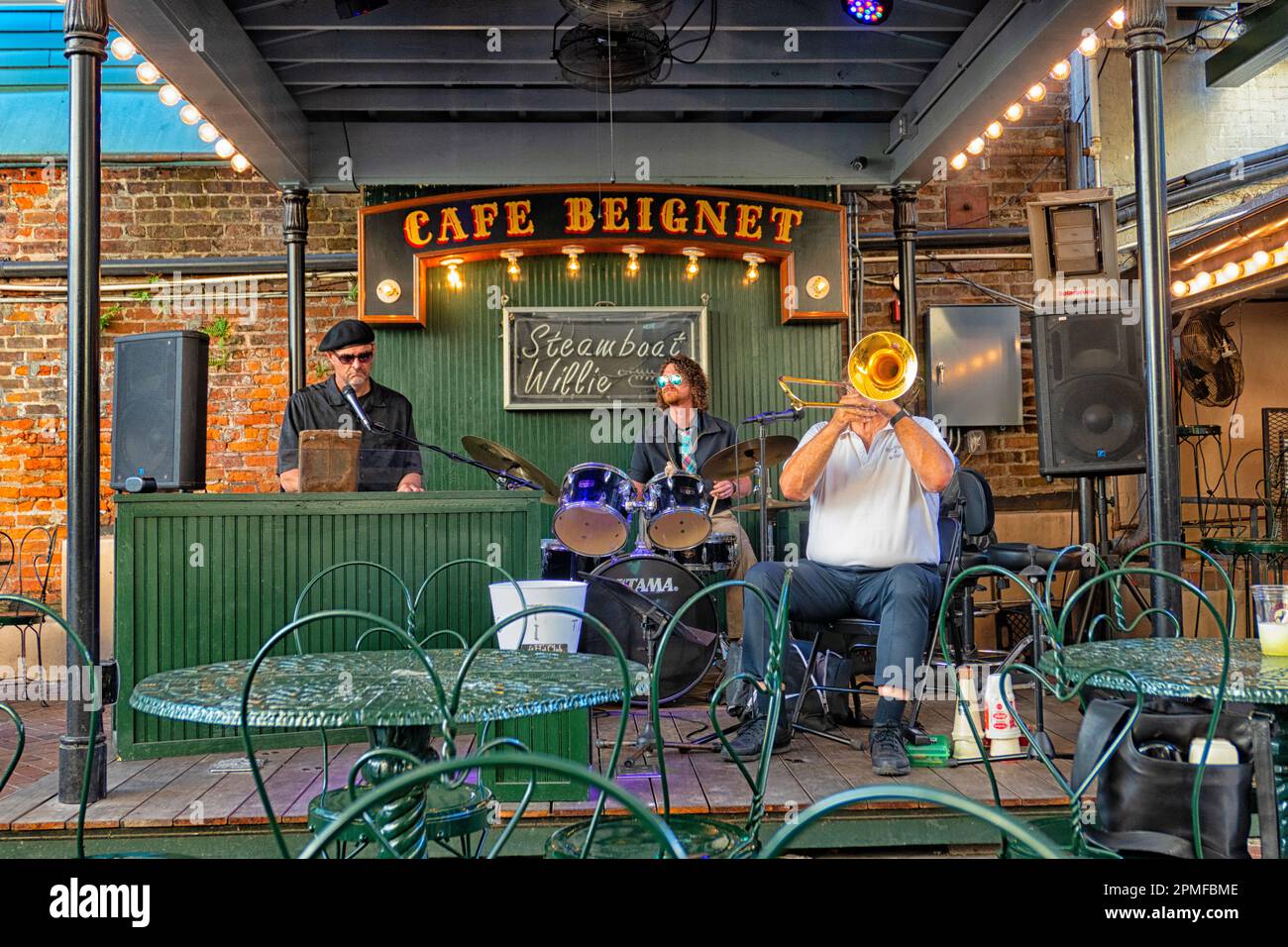 Live-Jazz-Trio im Café Beignet in New Orleans, Louisiana, USA Stockfoto