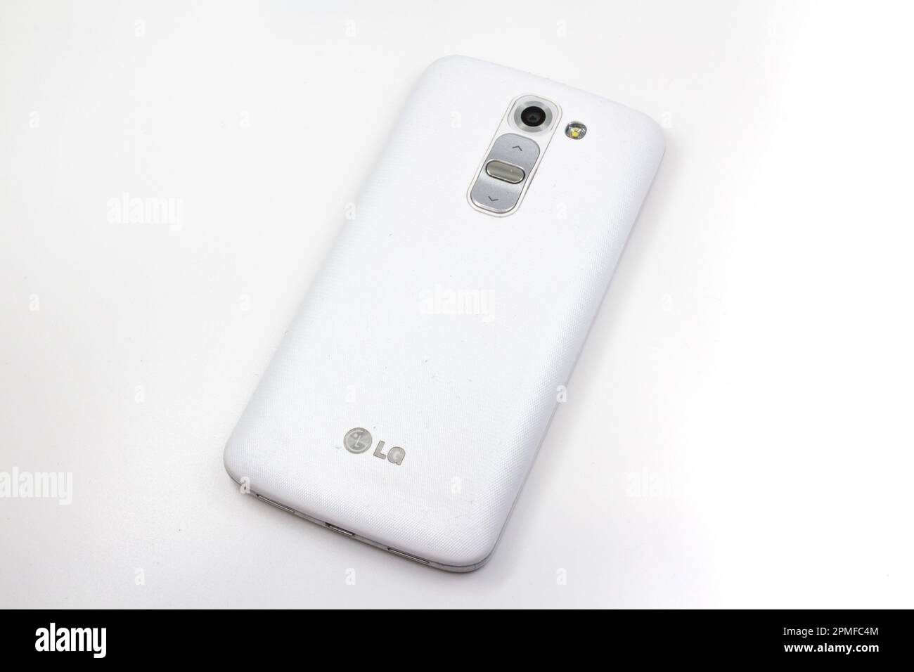 Weißes Mobiltelefon LG G2 Mini, Smartphone isoliert auf weißem Hintergrund Stockfoto