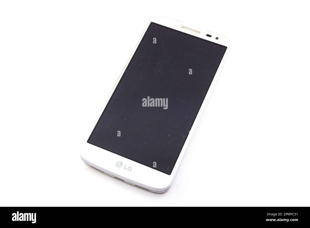 Weißes Mobiltelefon LG G2 Mini, Smartphone isoliert auf weißem Hintergrund Stockfoto