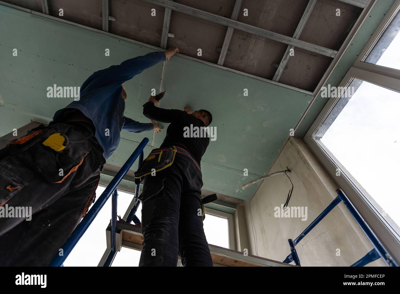 Trockenbau Installateure. Männer mit einer Gipskartonplatte dar, Schnitt Stockfoto