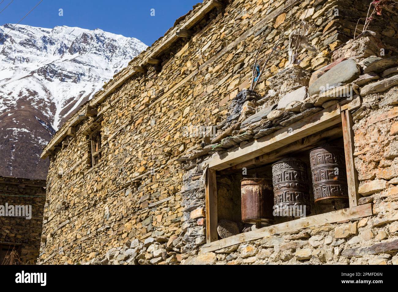 Nepal, Annapurna Conservation Area Project, Annapurna Circuit, Oberes Marsyangdi-Tal, Gebetsmühlen in Khangsar auf dem Tilicho Lake Trek Stockfoto