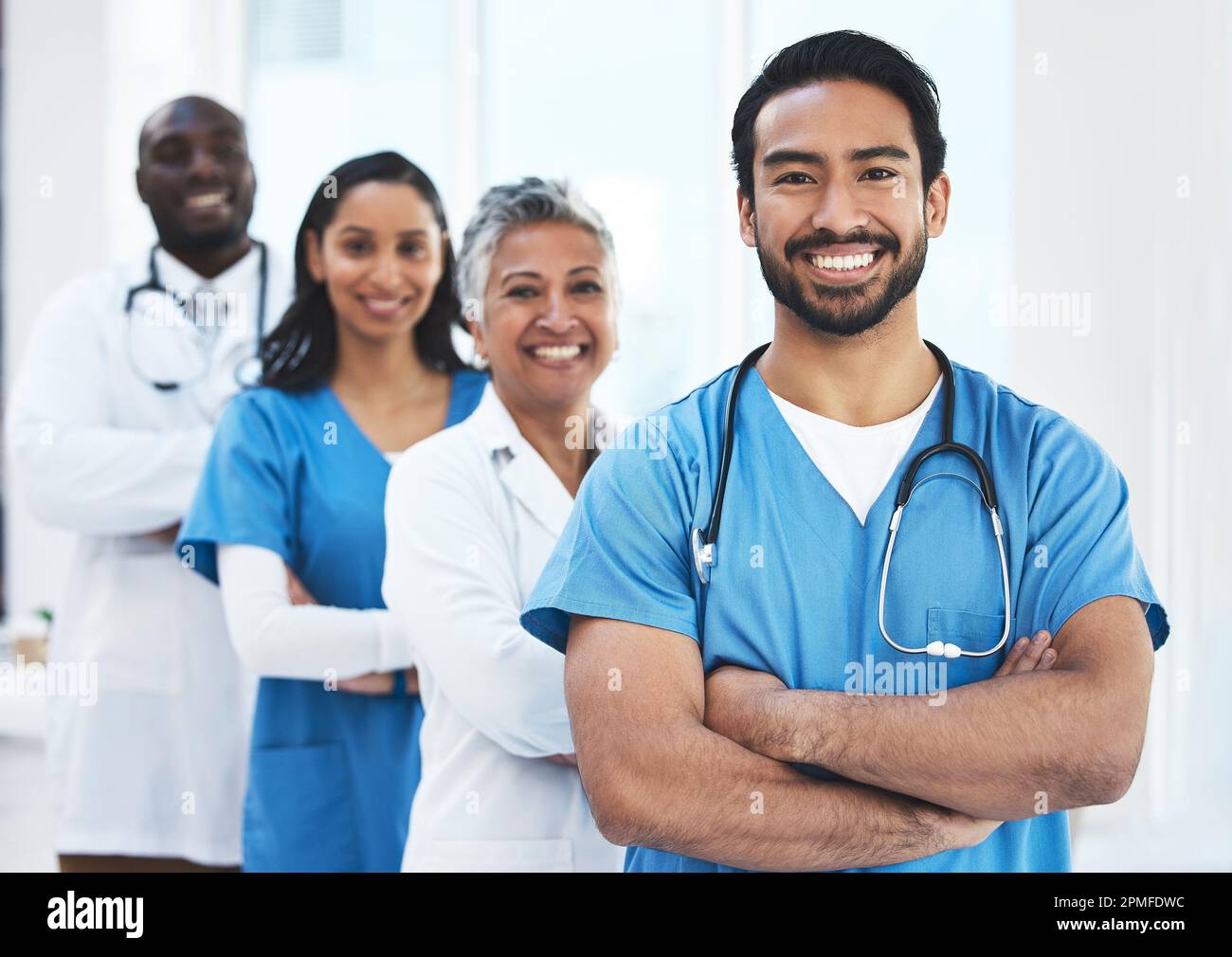 Ärzteteam, stolzer Porträt- und Gesundheitsdienst, Führungsqualitäten und glückliche Teamarbeit in der Vielfalt von Krankenhäusern. Professionelle Krankenschwestern, Mediziner und Stockfoto