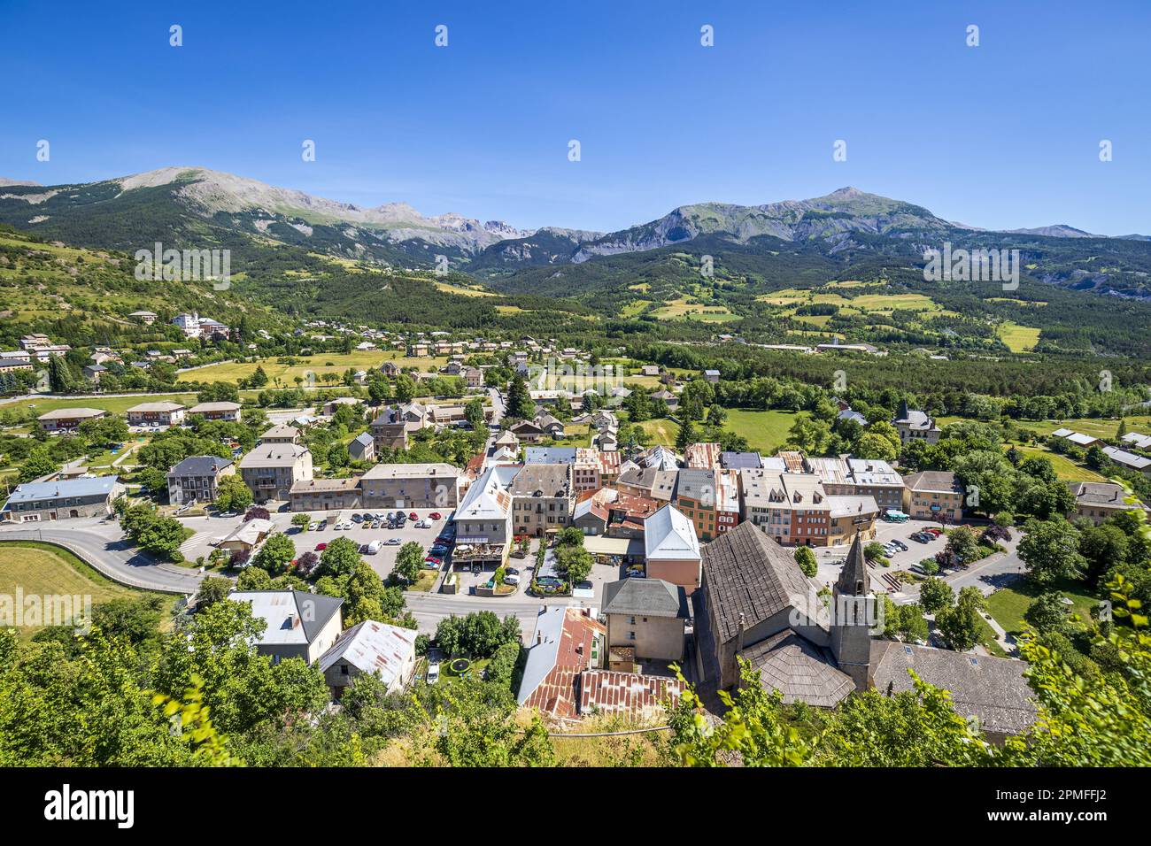 Frankreich, Alpes-de-Haute-Provence, Jausiers, Blick auf das Dorf und das Ubaye-Tal vom Belvédère du Rocher du Chastel Stockfoto