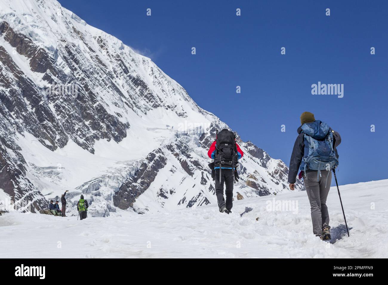 Nepal, Annapurna Conservation Area Project, Wanderer, die in der Nähe eines zugefrorenen Sees auf dem Plateau um 5000m Uhr vor dem Tilicho See spazieren Stockfoto