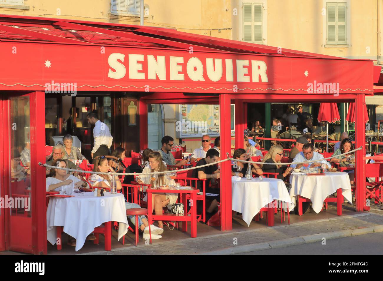 Frankreich, Var, Saint Tropez, Hafen, Café Senequier 1930 eröffnet, Terrasse am Ende des Tages Stockfoto