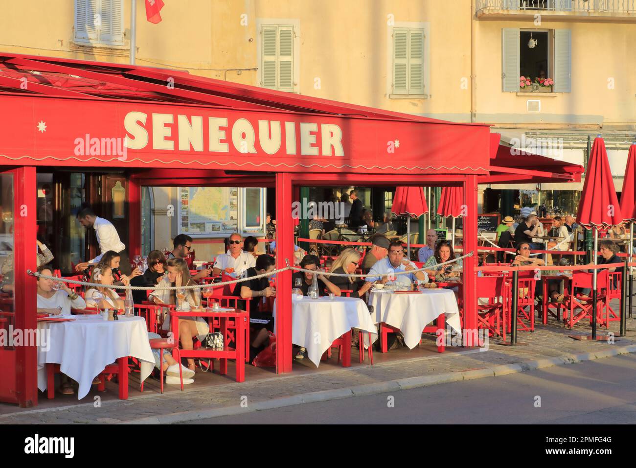 Frankreich, Var, Saint Tropez, Hafen, Café Senequier 1930 eröffnet, Terrasse am Ende des Tages Stockfoto