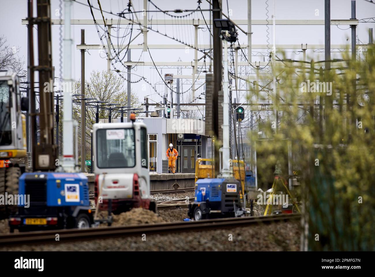 Voorschoten - Arbeiten auf der Strecke am Bahnhof Voorschoten, wo sich ein Unfall mit einem Eisenbahnkran, einem Güterzug und einem Personenzug ereignet hat. Bei dem Unfall, bei dem der Güterzug und anschließend die Intercity mit dem Eisenbahnkran und dessen Trümmern kollidierten, wurde der Fahrer des Krans getötet. ANP KOEN VAN WEEL niederlande raus - belgien raus Stockfoto