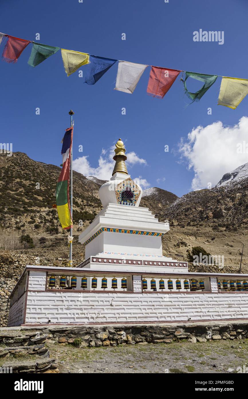 Nepal, Annapurna Conservation Area Project, Annapurna Circuit, zwischen Manang und Gunsang, Stupa Stockfoto