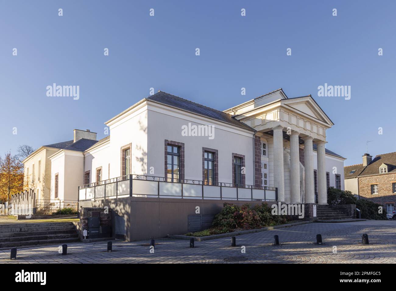 Frankreich, Ille-et-Vilaine, Montfort-sur-Meu, die Medienbibliothek Lagirafe im alten Gerichtsgebäude Stockfoto