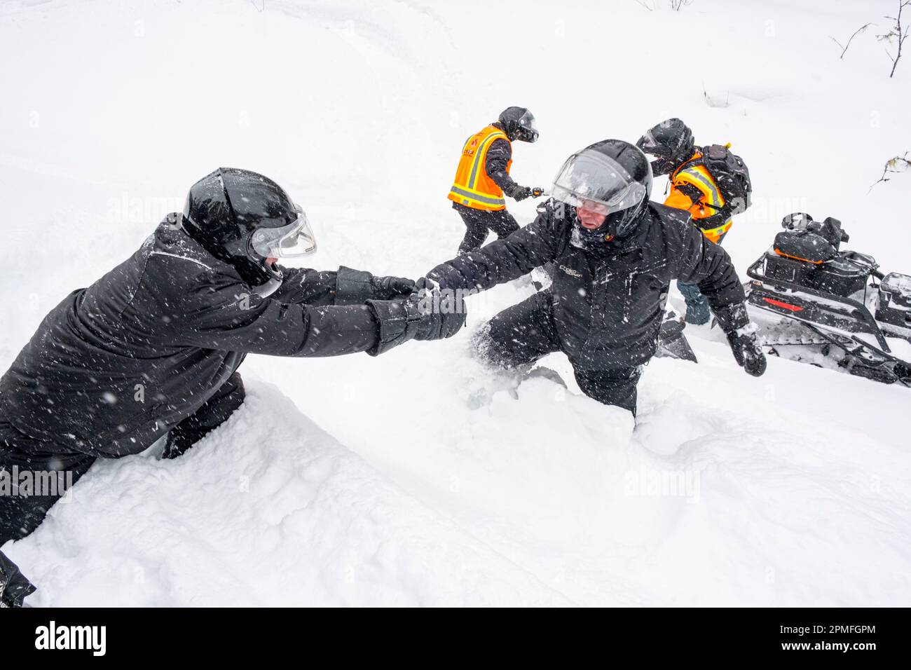 Kanada, Provinz Quebec, Lac Taureau Regional Park, Schneemobil auf der Strecke, fällt in Pulverschnee Stockfoto