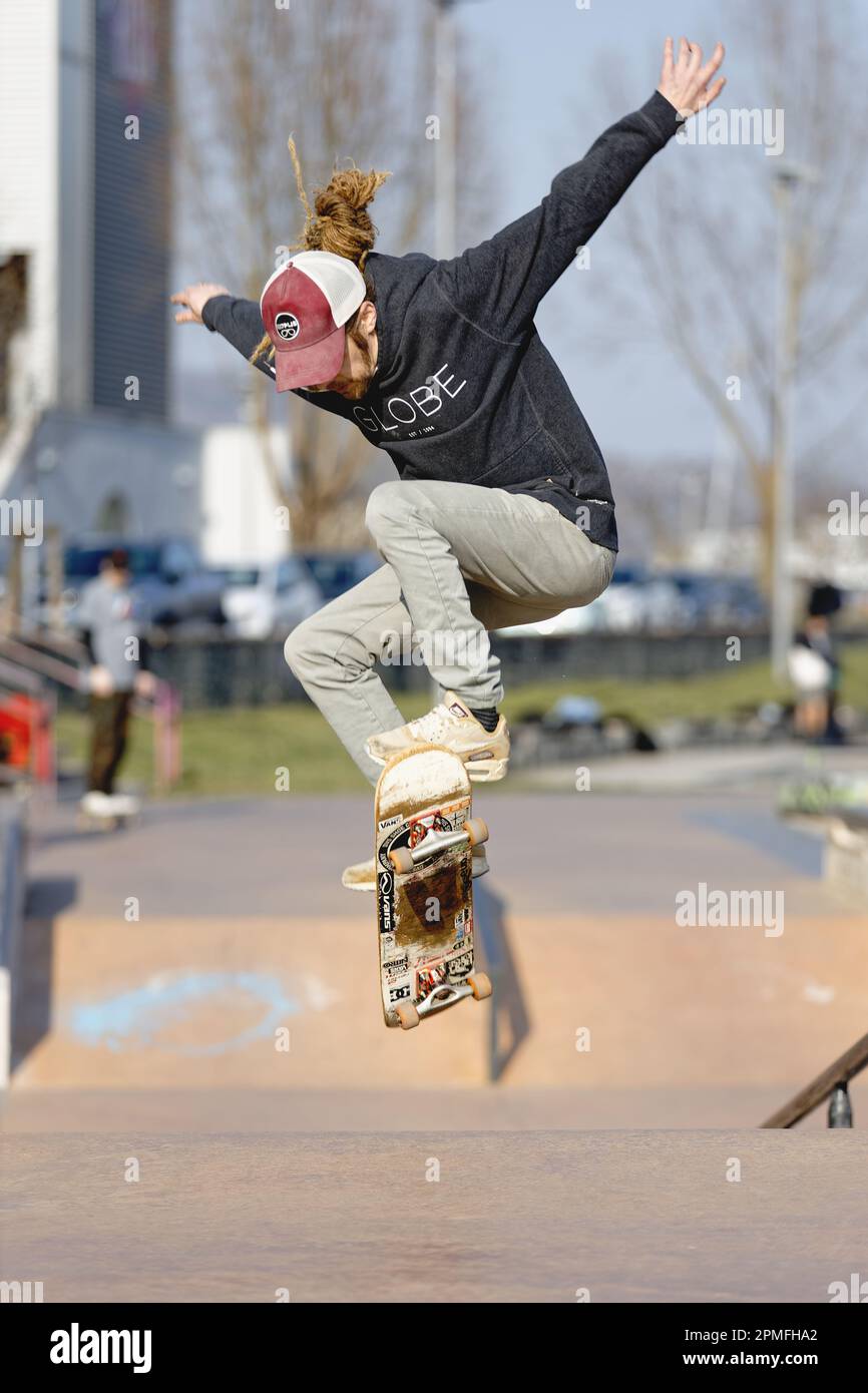 Frankreich, Meurthe-et-Moselle (54), Velaine-sous-Amance, 7PLIS, Brillen und Zubehör aus alten Skateboarddecks, Skateboardverkauf in einem Skatepark Stockfoto