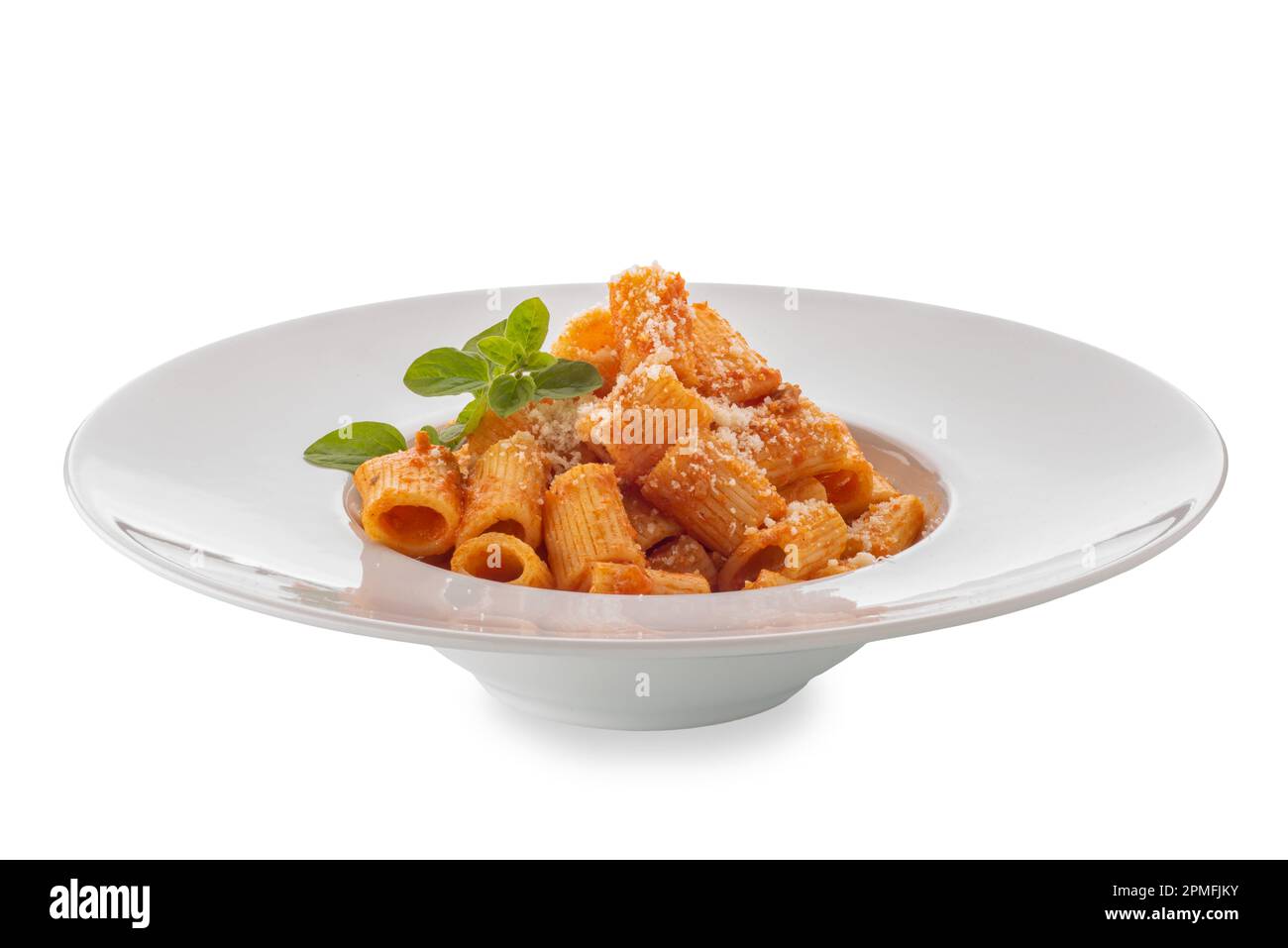Mezze Maniche Makkaroni mit Soße aus roten Tomaten und geriebenem Parmesankäse und Majoranblättern auf weißem Teller, isoliert auf weißem Boden, Schnittpfad im Preis inbegriffen Stockfoto