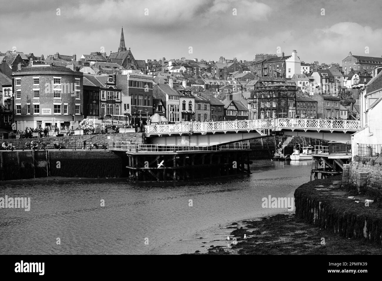 Ein Blick auf Whitby Stadt von der Südseite mit Blick auf den Fluss. Fragen Sie in Richtung der Drehbrücke Stockfoto