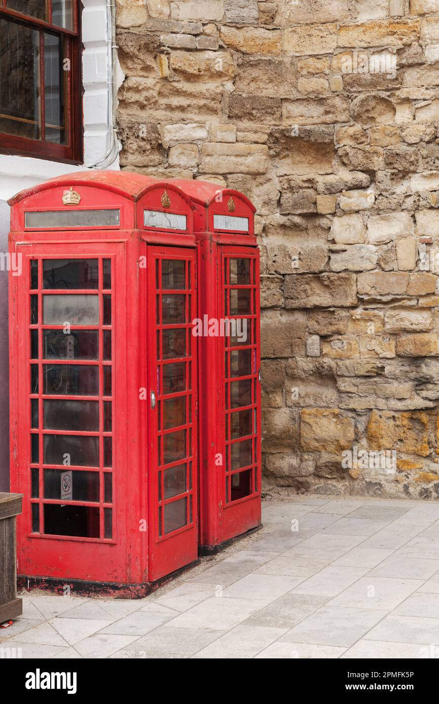 Southampton, Großbritannien - 23. April 2019: Zwei rote K6-Telefonzellen befinden sich auf der Straße, vertikales Foto Stockfoto