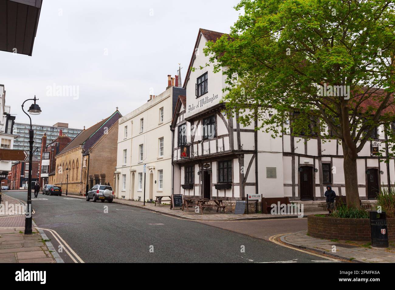 Southampton, Großbritannien - 23. April 2019: Blick auf die Southampton Street mit dem Pub Duke of Wellington und einem alten Wohnhaus Stockfoto