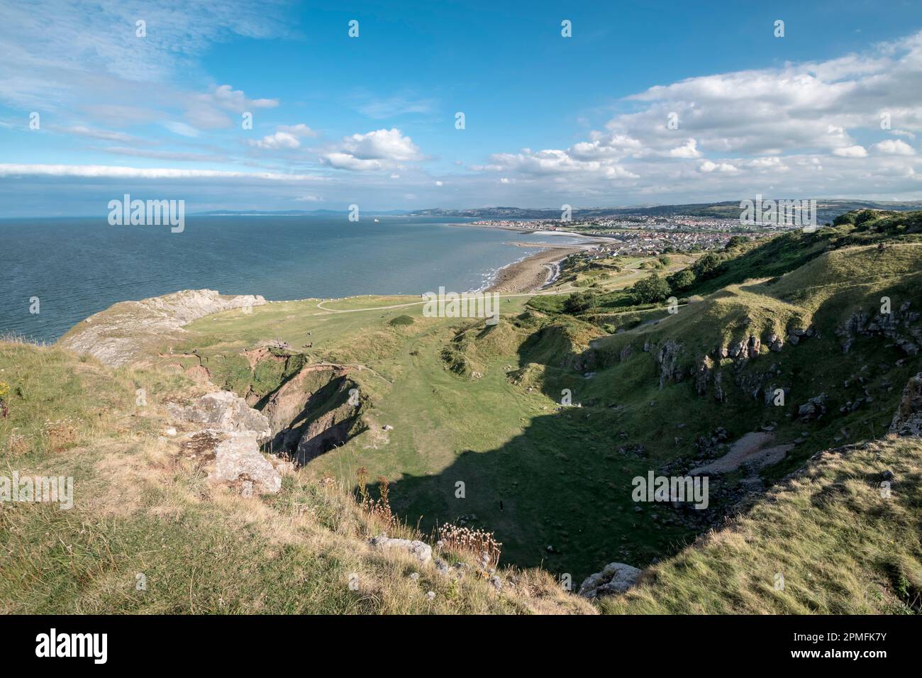Creigiau Rhiwledyn oder Little Ormes auf der Nordwales Küste blicken Sie auf den alten Steinbruch in der Nähe von Porth Dyniewaid Stockfoto