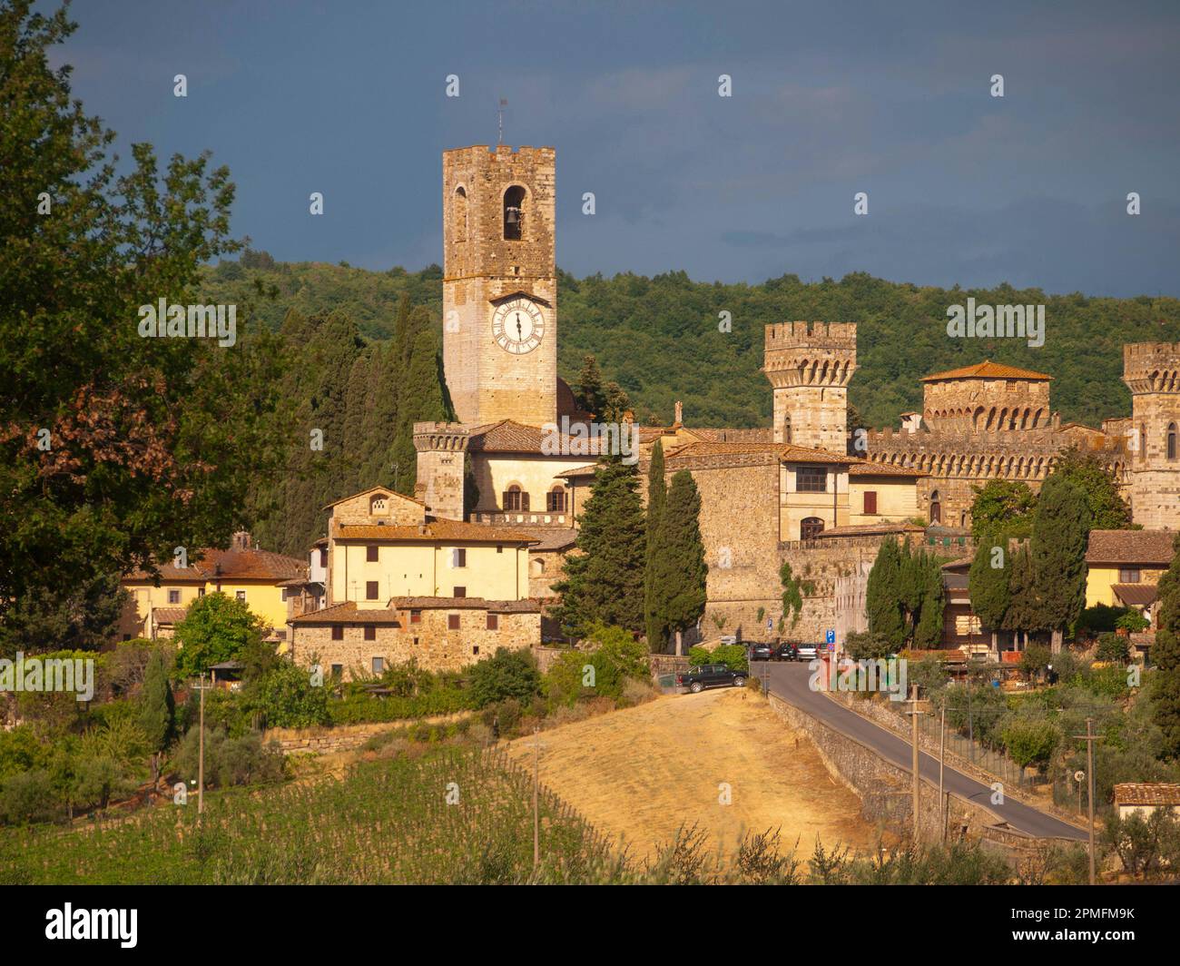 Italien, die Toskana, das Viertel Florenz, die Kirche Badia a Passignano und das Dorf. Stockfoto