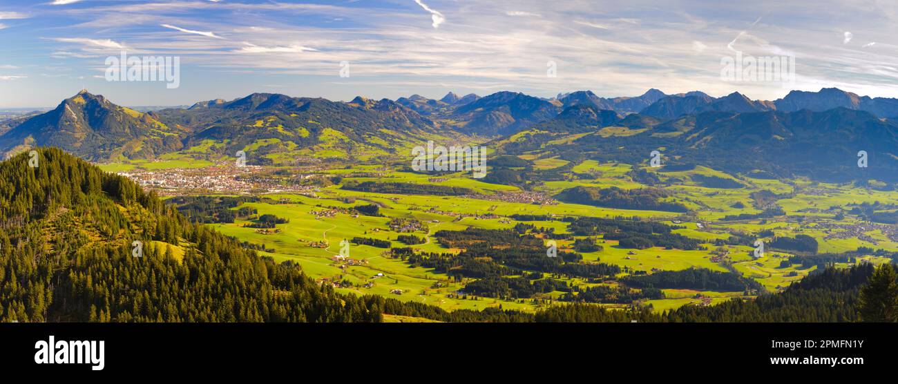 Panoramaaussicht mit Felsen und Bergkette Stockfoto