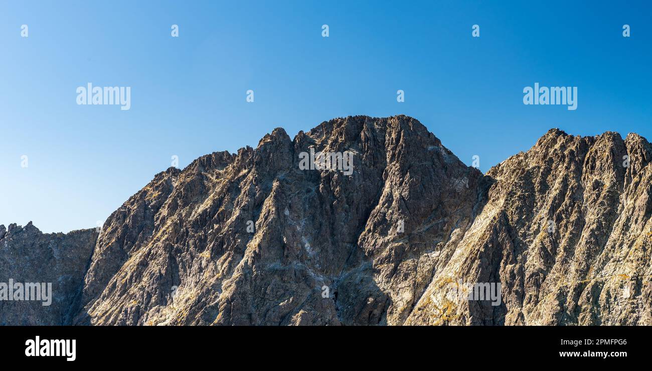 Gerlachowsky stit und Zadny Gerlach vom Gipfel des Vychodna Vysoka-Berges im hohen Tatrasgebirge in der Slowakei am Spätsommertag mit klaren s Stockfoto