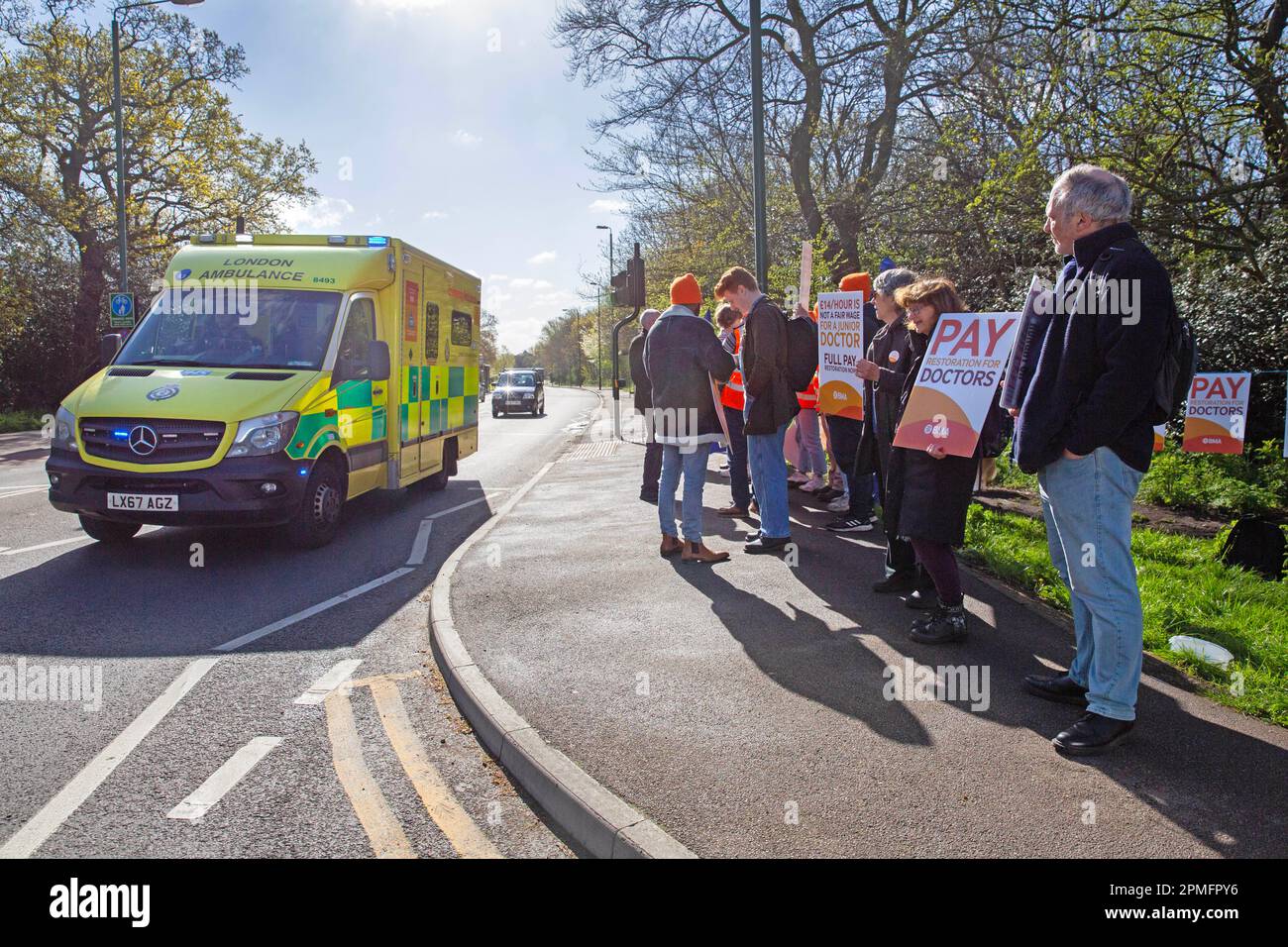 London, Vereinigtes Königreich -13/04/2023. Ein Krankenwagen auf blauem Licht passiert Junior Doctors vor dem Whipps Cross University Hospital in North East London o Stockfoto