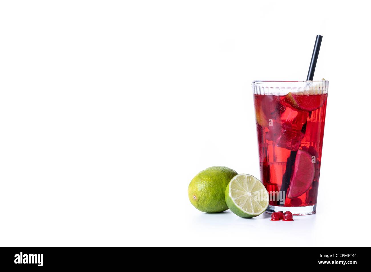 Cape Codder Cocktail mit Wodka, Cranberry-Saft und Limette isoliert auf weißem Hintergrund Stockfoto