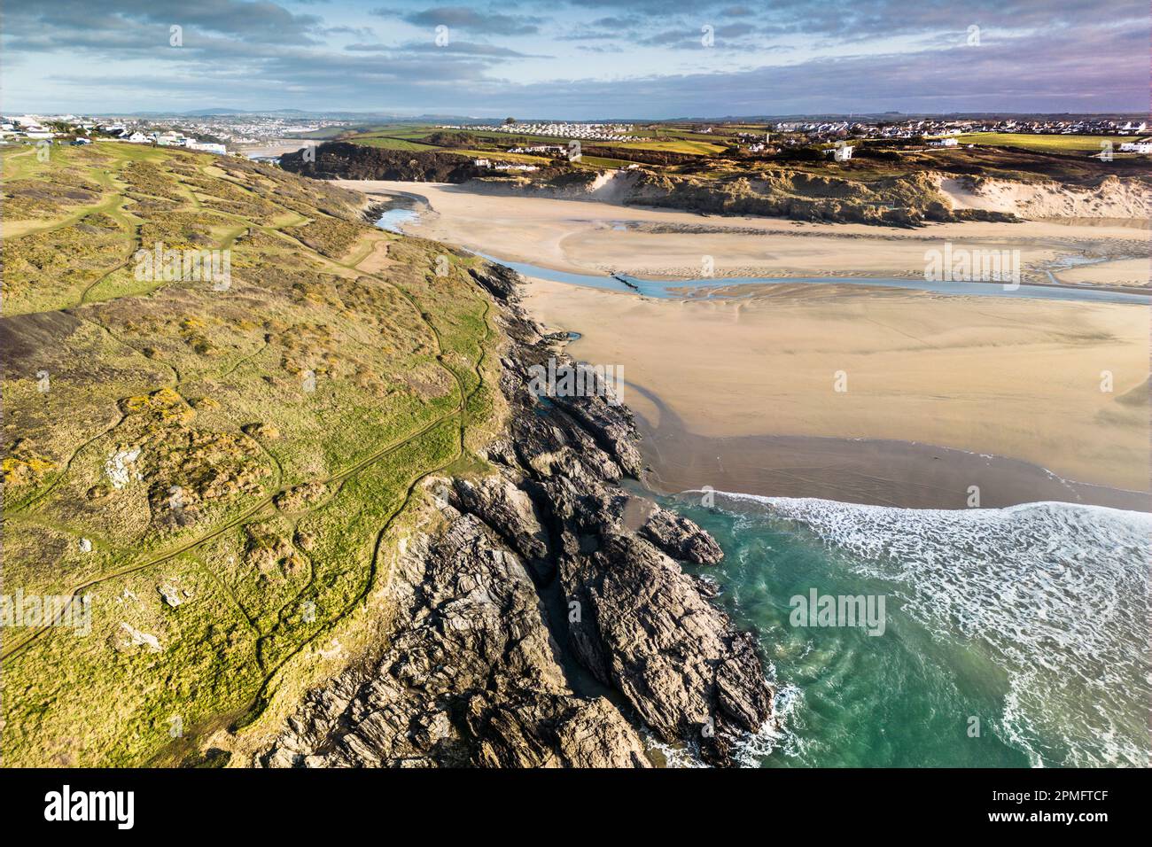 Ein spektakulärer Blick aus der Vogelperspektive auf Crantock Beach und den Gezeitenfluss Gannel in Newquay in Cornwall in England im Vereinigten Königreich. Stockfoto