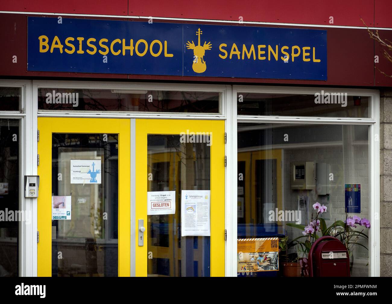 AMSTERDAM - Grundschule Samenspel im Südosten von Amsterdam ist geschlossen, da die Schule einen Tag zuvor eine Online-Drohung erhalten hat. Zuvor schlossen auch zwei andere Schulen aus eigener Initiative ihre Türen, nachdem sie Drohungen erhalten hatten. ANP KOEN VAN WEEL niederlande raus - belgien raus Stockfoto