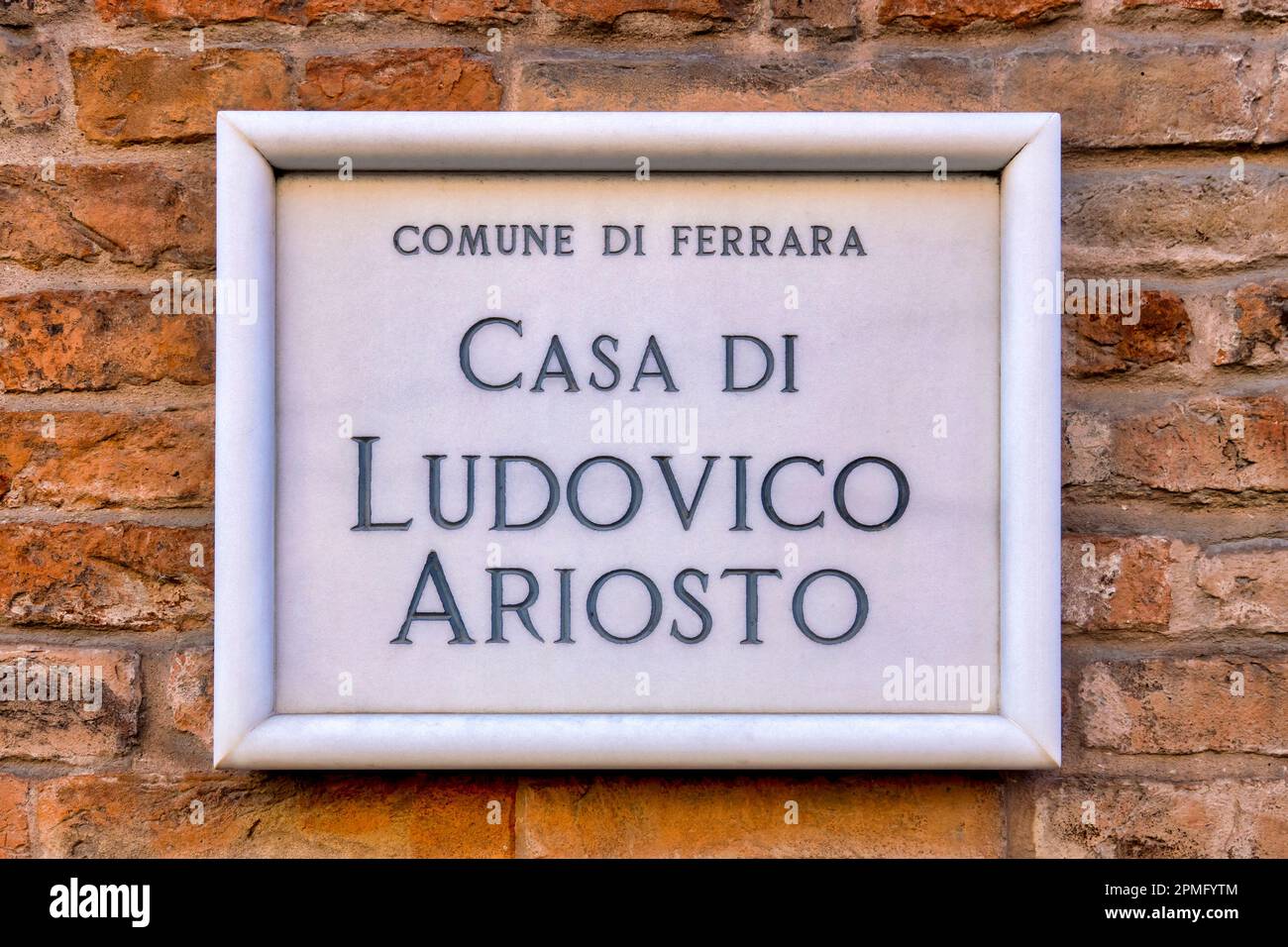 Eine Marmortafel zeigt das Haus des Autors Ludovico Ariosto, Ferrara, Italien Stockfoto