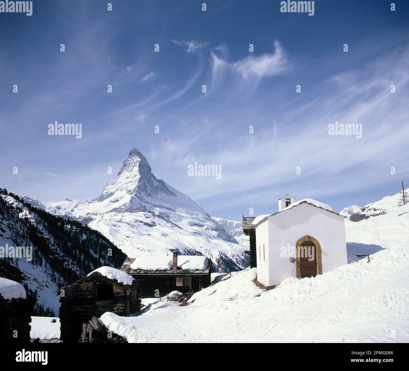 Die Schweiz. Zermatt. Kapelle in Findeln und Blick auf das Matterhorn. Stockfoto