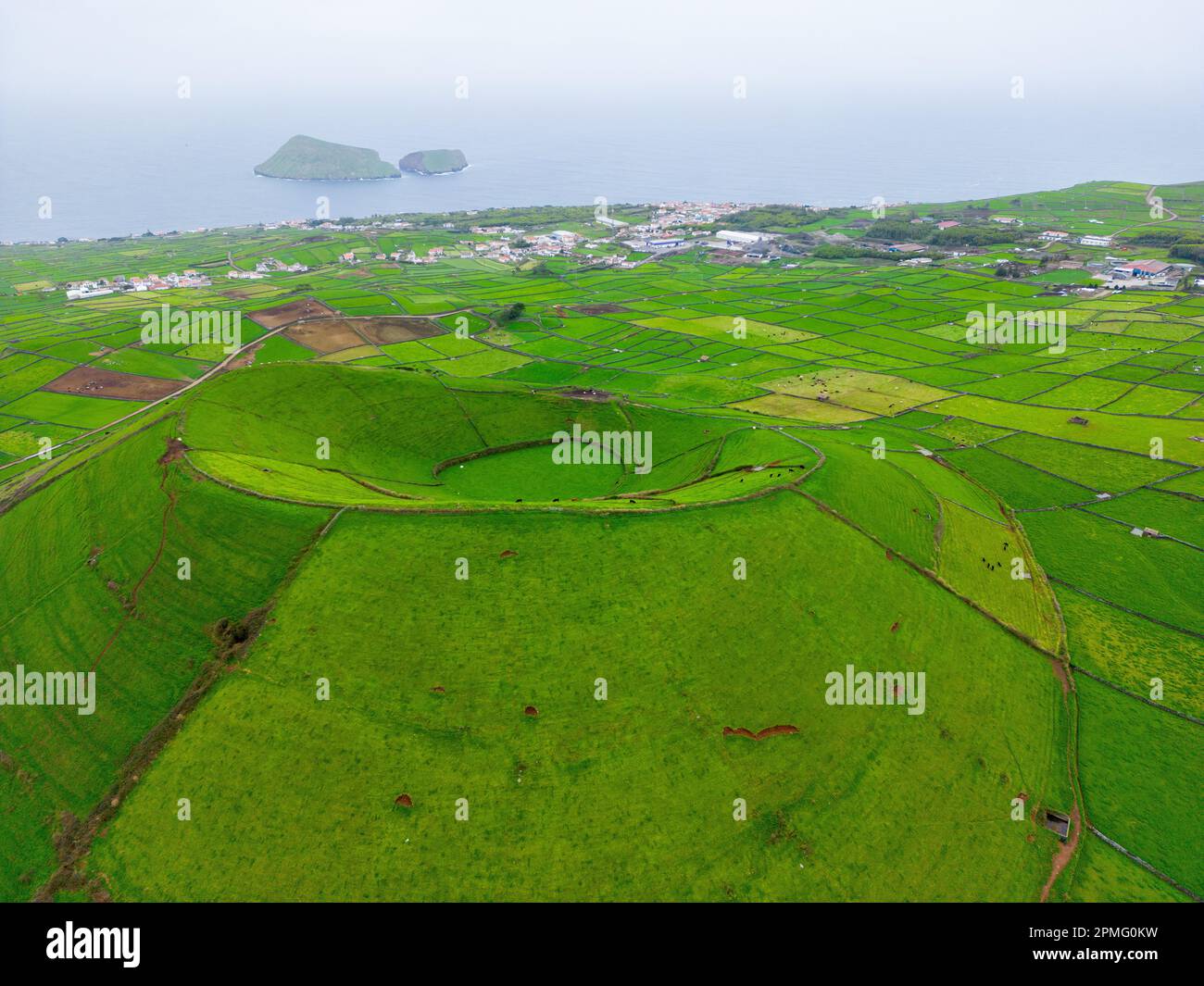 Terceira Aus Der Vogelperspektive. Vulkan Dona Joana. Wunderschöne grüne Landschaft der Insel Terceira in der Nähe von Serra do Cume, Azoren-Archipel, im Atlantischen Ozean. Stockfoto