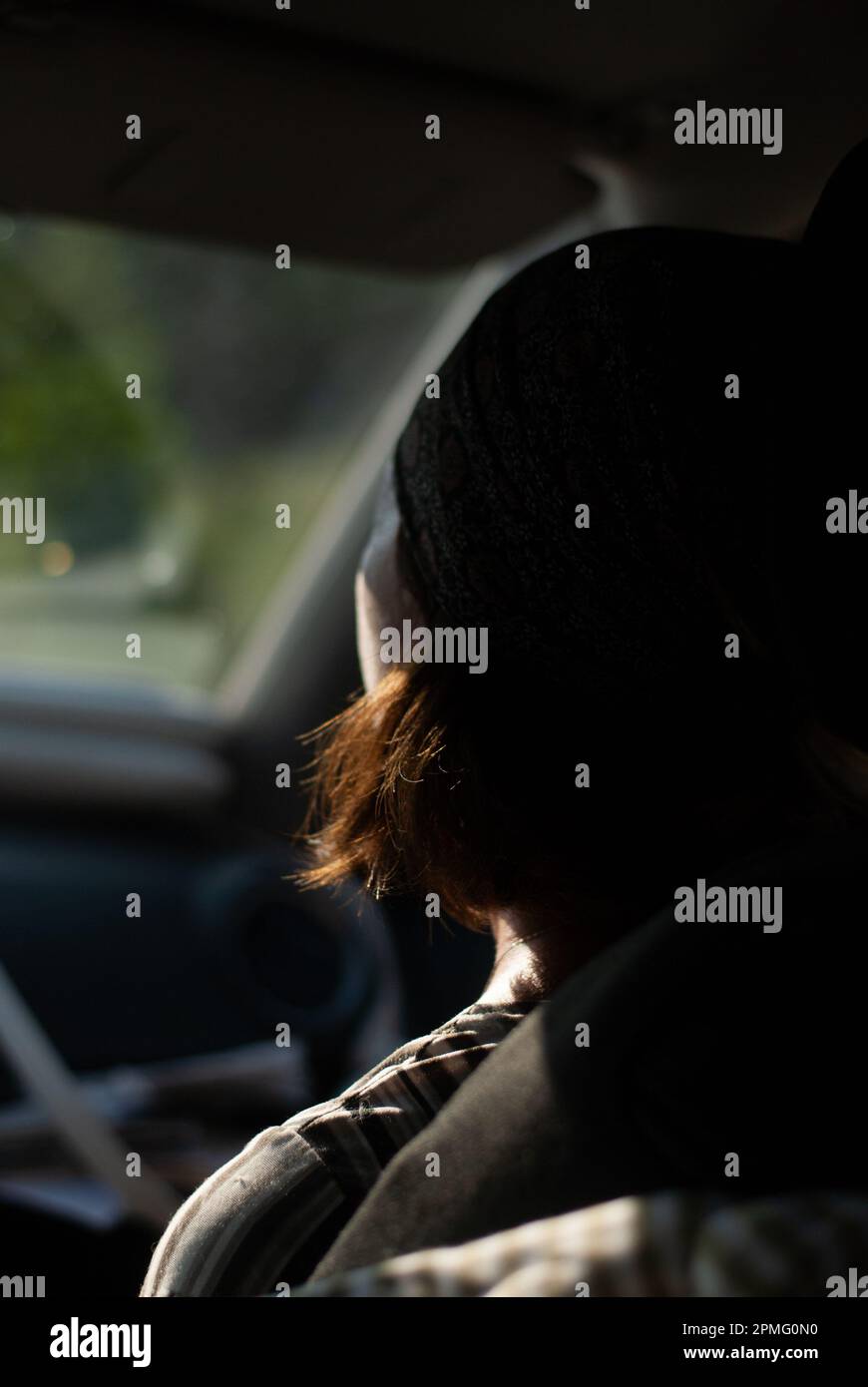 Blick auf eine Frau im Auto auf der Reise Stockfoto