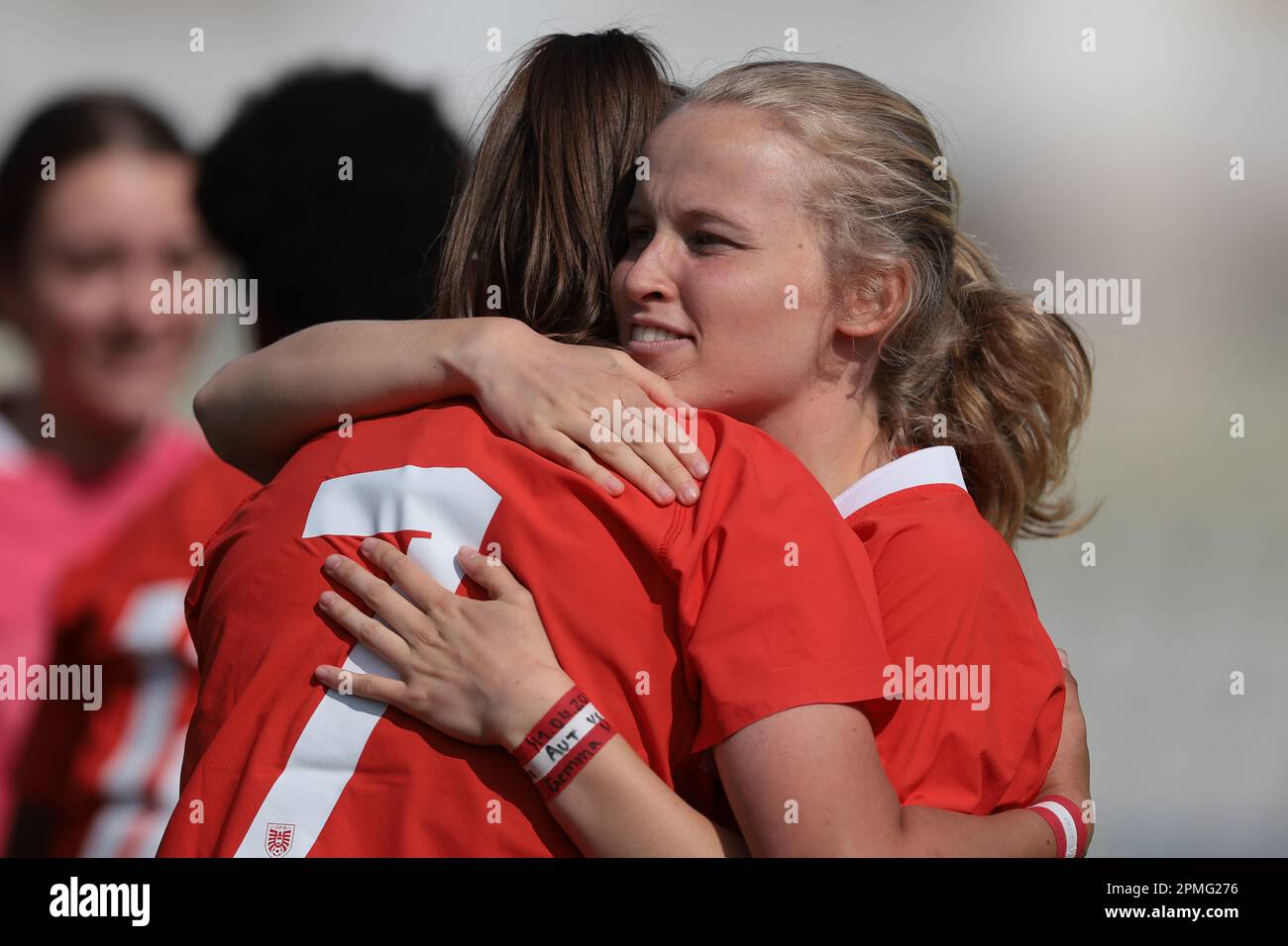 Vercelli, Italien, 11. April 2023. Isabel Aistleitner aus Österreich und Emilia Purtscher feiern den Sieg von 2-1 und die Qualifikation für die Finals nach der letzten Pfeife des UEFA-Meisterschaftsspiels U19 im Stadio Silvio Piola, Vercelli. Der Bildausdruck sollte lauten: Jonathan Moscrop/Sportimage Stockfoto