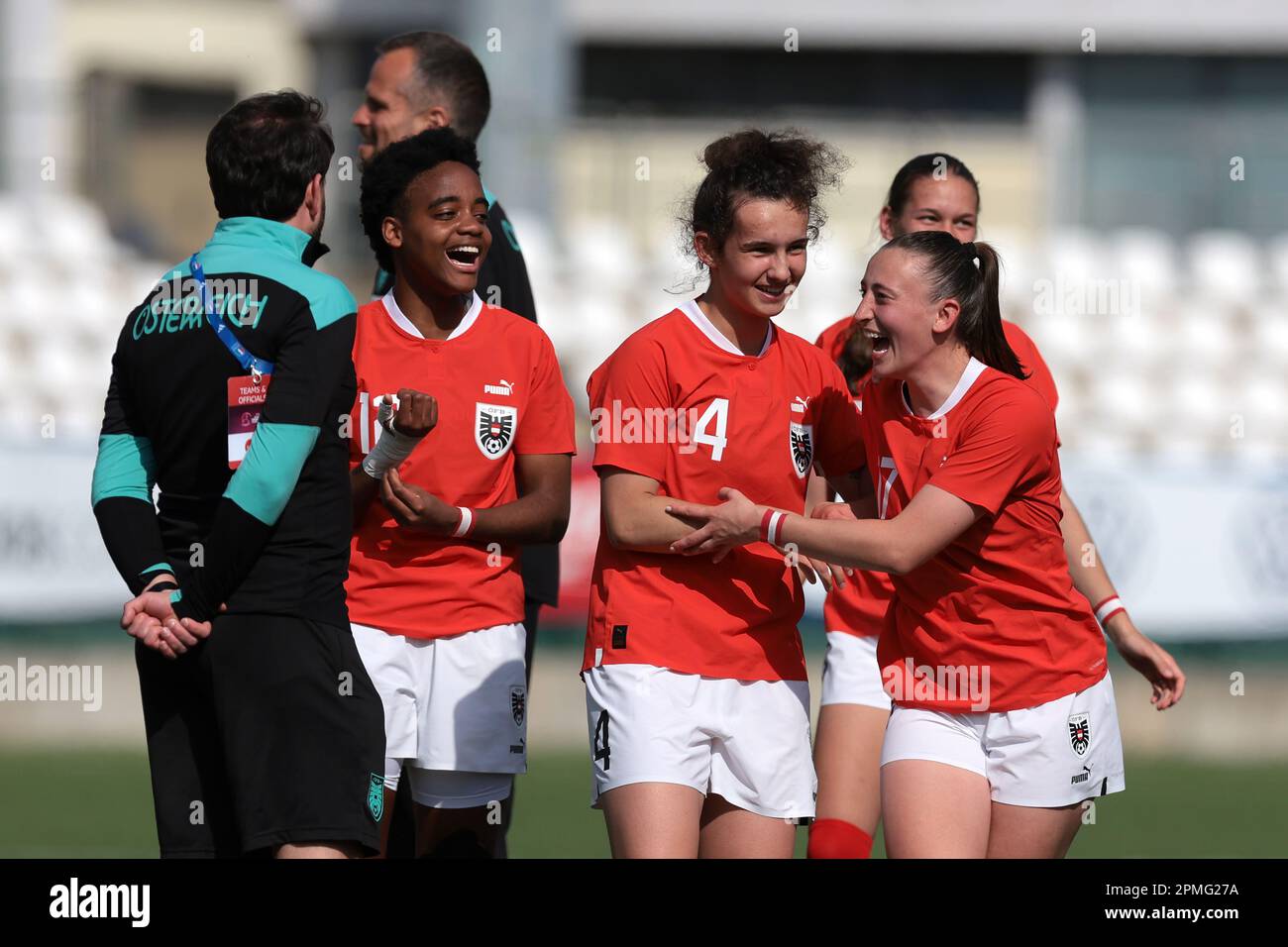 Vercelli, Italien, 11. April 2023. Die österreichischen Spieler feiern den Sieg 2-1 und die Qualifikation in den Finals nach der letzten Pfiffe des UEFA U19 Championship-Spiels im Stadio Silvio Piola, Vercelli. Der Bildausdruck sollte lauten: Jonathan Moscrop/Sportimage Stockfoto