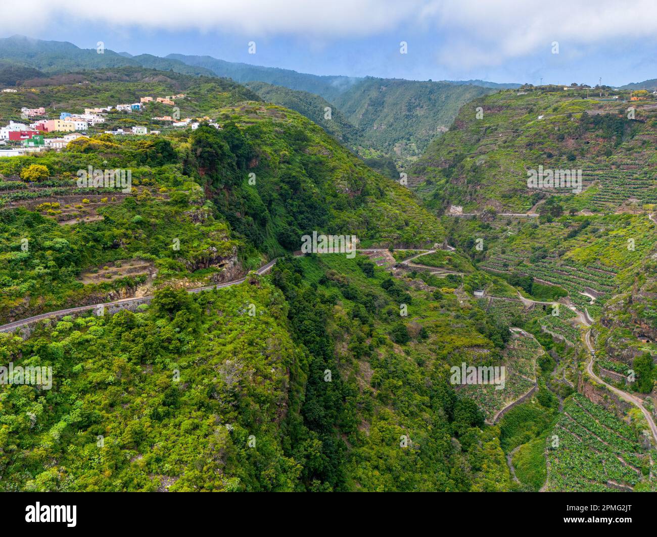 Luftaufnahme von den Green Volcanic Hills in der Nähe von Los Sauces auf La Palma Island, Kanarische Inseln, Spanien. Stockfoto