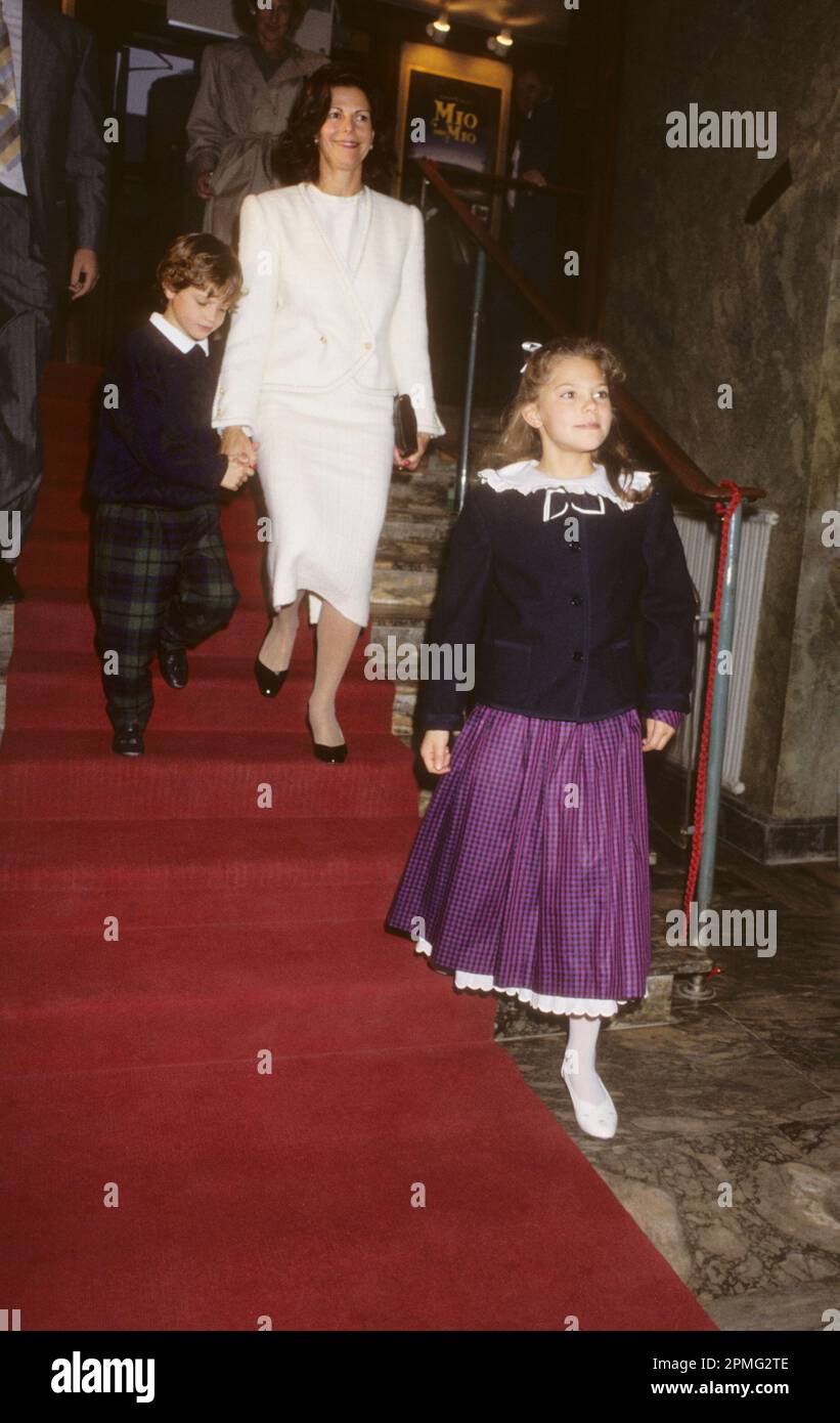 SCHWEDISCHE KÖNIGIN SILVIA mit Prinz Carl Philip und Kronprinzessin Victoria im Royal Dramatical Theater Dramaten 1993 zum Kinderspiel Stockfoto