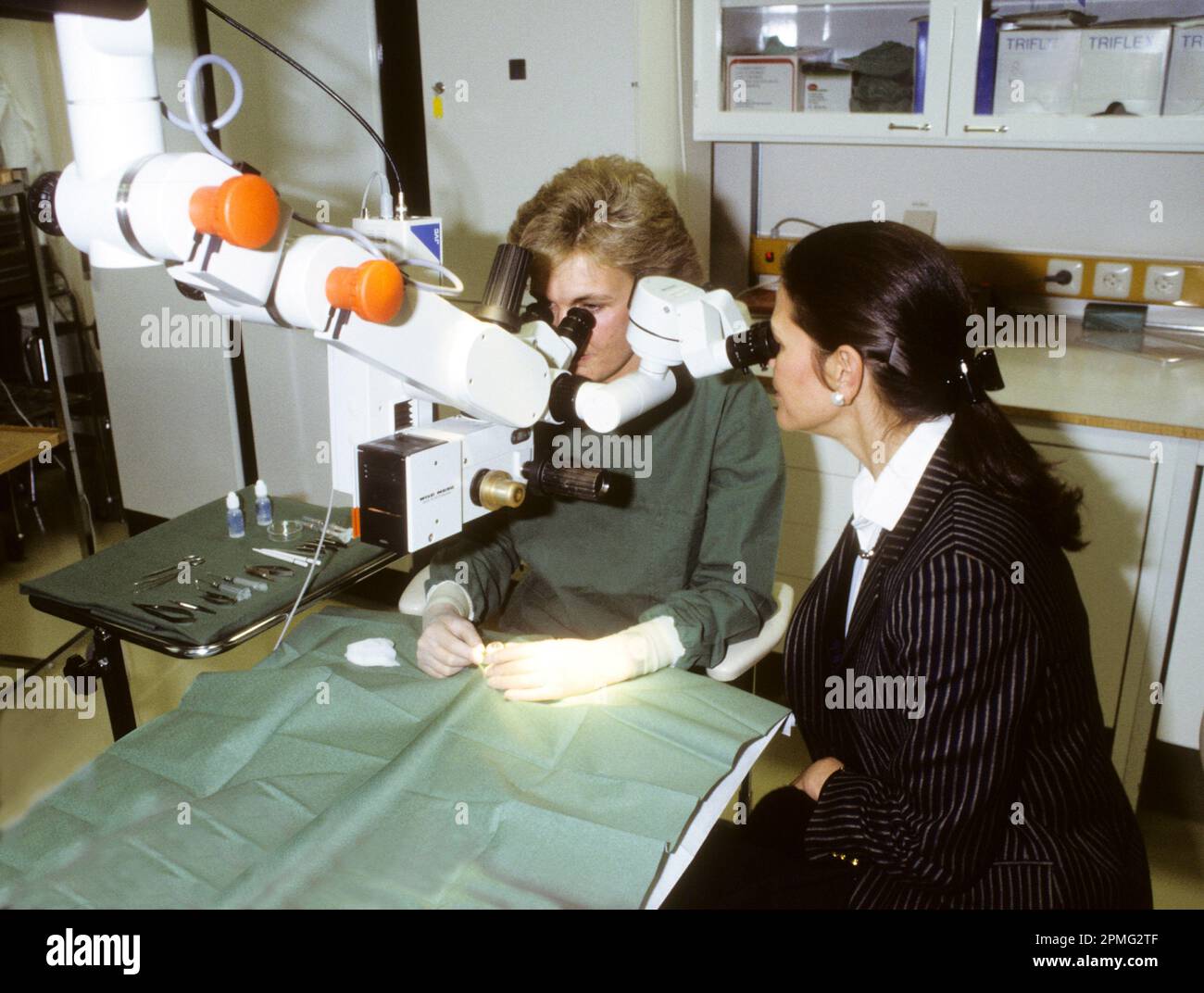 Königin Silvia aus Schweden folgt während eines Krankenhausaufenthalts einem operativen Eingriff mittels Mikroskop Stockfoto