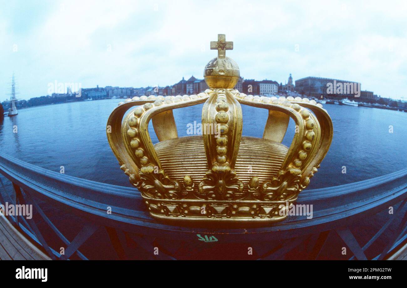 Die goldene Krone auf der Brücke zur alten Schiffswerft der Marine aus dem 17. Jahrhundert gegenüber dem Königspalast in Stockholm Stockfoto