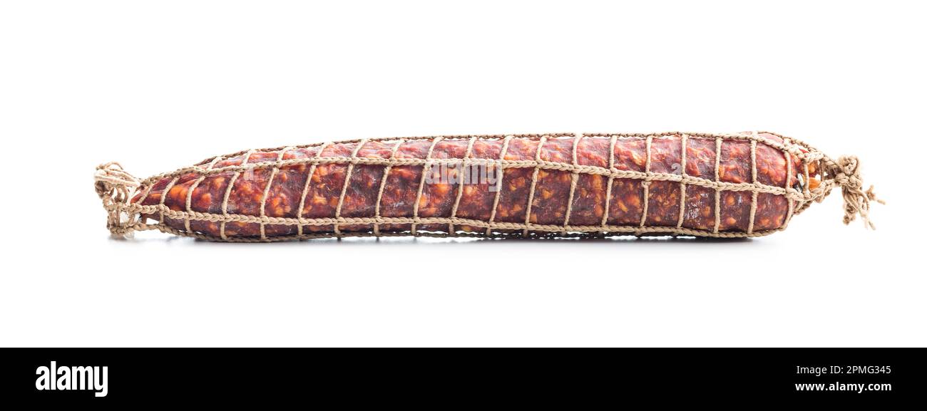Geräucherte Wurst. Salami isoliert auf weißem Hintergrund. Stockfoto