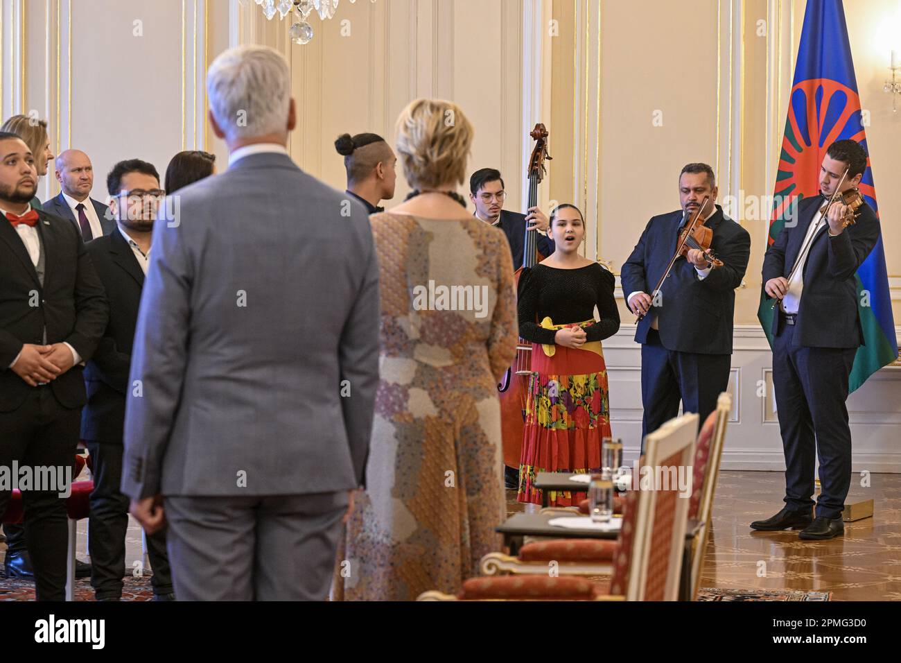 Prag, Tschechische Republik. 13. April 2023. Der tschechische Präsident Petr Pavel und seine Frau Eva Pavlova treffen am 13. April 2023 Roma-Studenten auf der Prager Burg in der Tschechischen Republik. Das Treffen fand anlässlich des Internationalen Tags der Roma statt, der auf den 8. April fällt. Kredit: VIT Simanek/CTK Photo/Alamy Live News Stockfoto