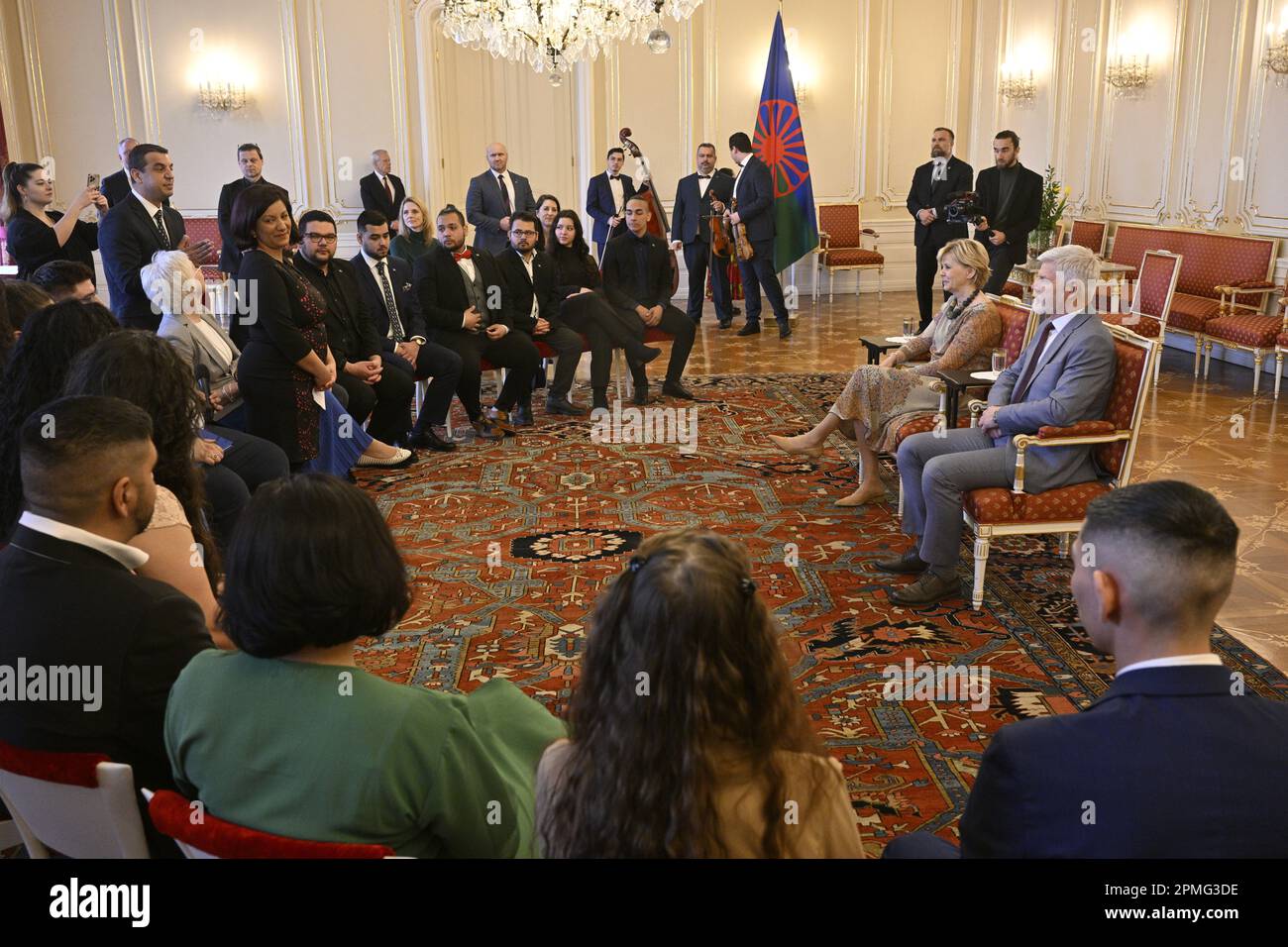 Prag, Tschechische Republik. 13. April 2023. Der tschechische Präsident Petr Pavel und seine Frau Eva Pavlova treffen am 13. April 2023 Roma-Studenten auf der Prager Burg in der Tschechischen Republik. Das Treffen fand anlässlich des Internationalen Tags der Roma statt, der auf den 8. April fällt. Kredit: VIT Simanek/CTK Photo/Alamy Live News Stockfoto