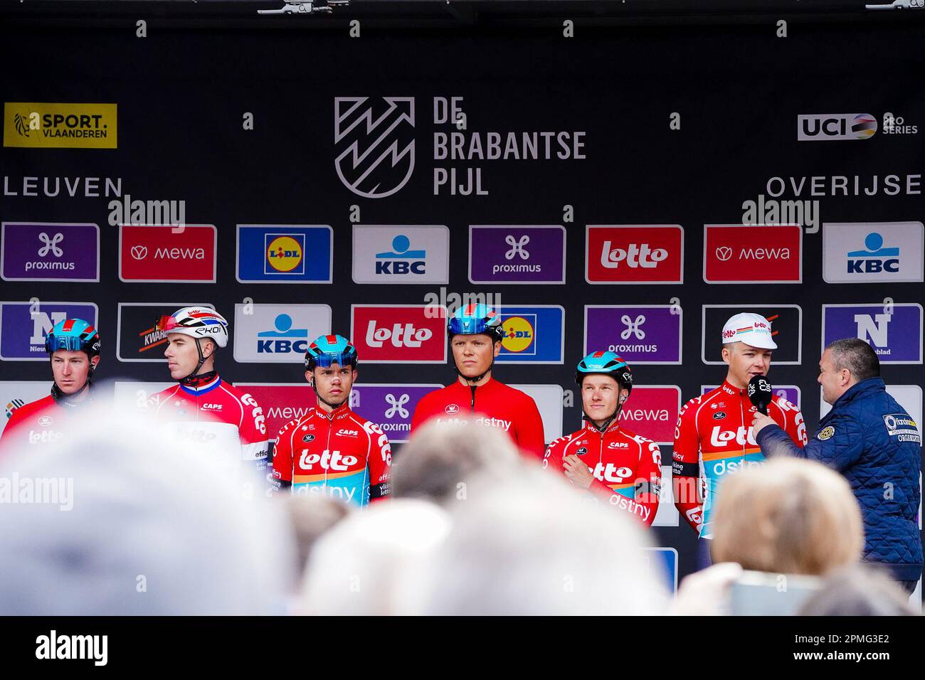 Overijse, Belgien. 12. April 2023. Abbildung zeigt das Lotto DSTNY-Team auf dem Präsentationspodium von De Brabantse Pijl mit Jarrad Drizners, Pascal Eenkhoorn, Andreas Kron, Mathijs Paasschens, Arjen Livyns und Florian Vermeersch beim Radrennen BRABANTSE PIJL Männer, 205,1 km von LEUVEN bis OVERIJSE, Mittwoch, 12. 2023. April. FOTO SPORTPIX | Thijs Wintein Stockfoto