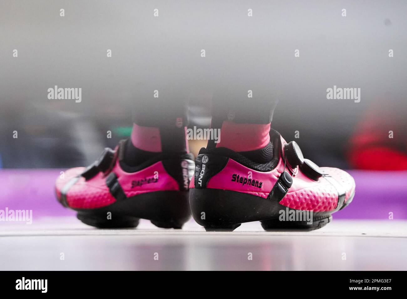 Overijse, Belgien. 12. April 2023. Die Abbildung zeigt die Schuhe von Lauren Stephens von Team EF Education - TIBCO - SVB vor dem Start auf dem Podium beim RADRENNEN der Frauen BRABANTSE PIJL, 141,2 km von LENNIK nach OVERIJSE, Mittwoch, den 12. 2023. April. FOTO SPORTPIX | Thijs Wintein Stockfoto