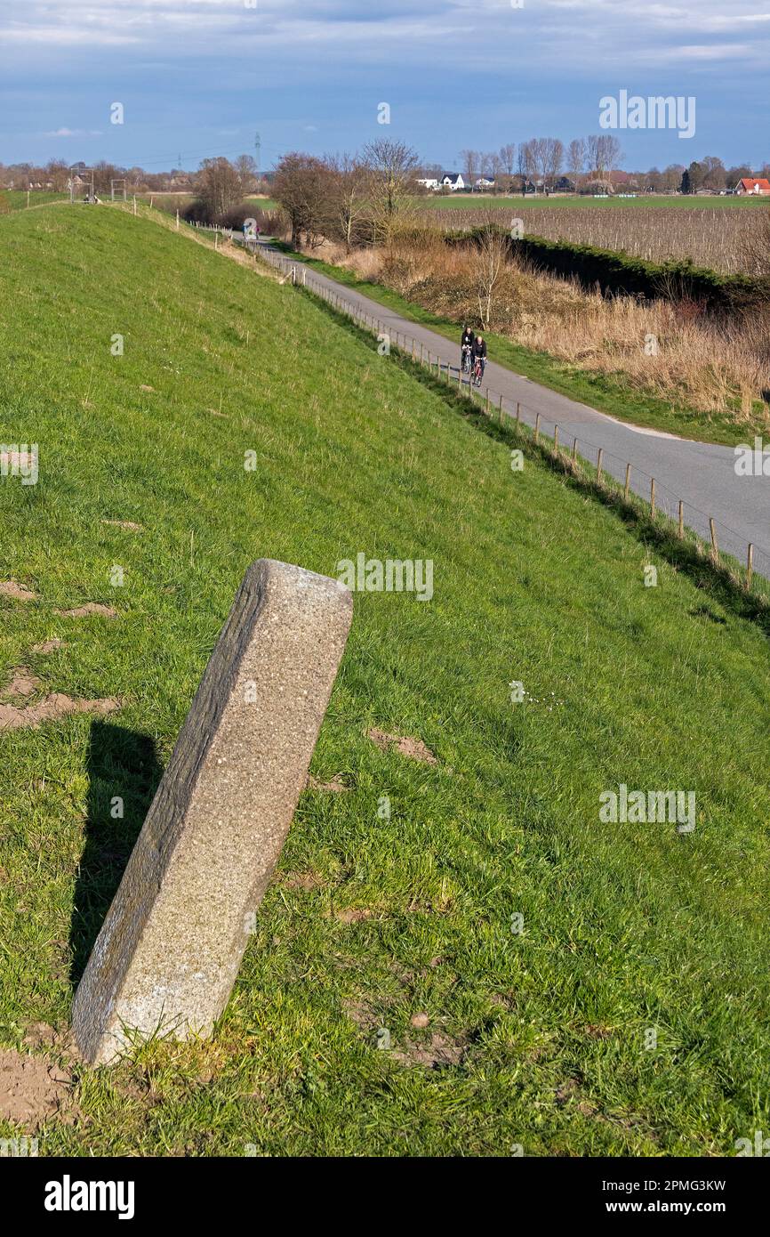 Grenzstein zwischen Haselau und Moorrege, Deich, Fahrradweg, Radfahrer, Schleswig-Holstein, Deutschland Stockfoto