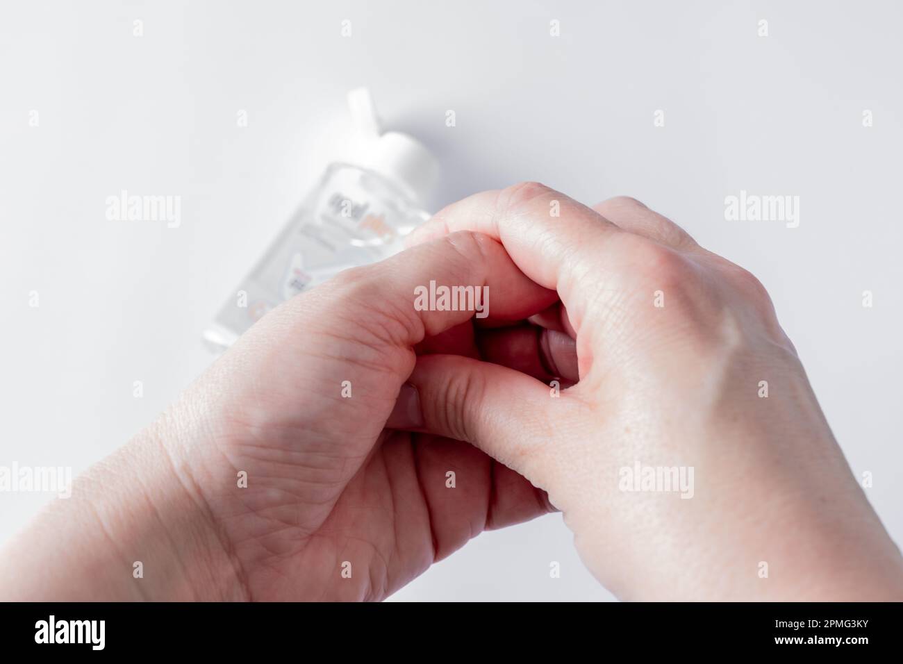 Weibliche Hände reiben in Handdesinfektionsgel. Stockfoto