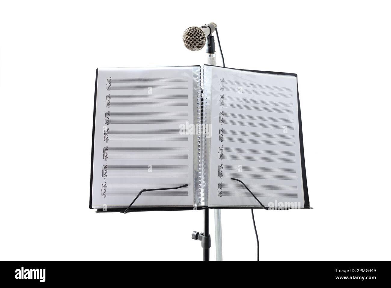 Vocal Music Ständer mit Notenblättern und Mikrofon in einem großen, hellen Innenraum mit goldenen Lichtern. Vorderansicht Stockfoto